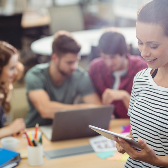 Studierende arbeiten mit Tablet und Laptop an der Lernplattform OpenOlat